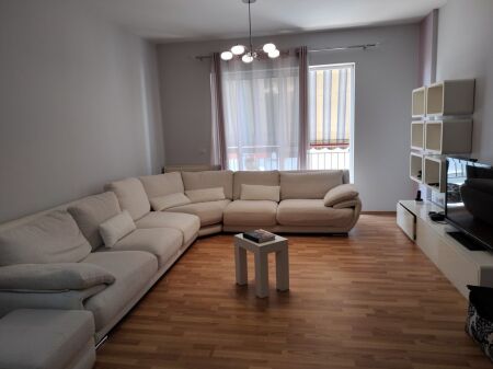 Apartament 2+1+2 - Rr. e Kavajes, Kisha Katolike
