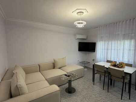 Jepet apartament 3+1 me qira tek Fakulteti i Shkencave te Natyres , Bulevardi Zogu i pare .