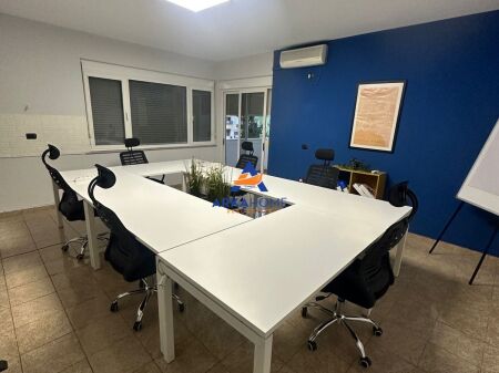 JEPET AMBIENT ZYRE ME QERA 65M2 "RRUGA PJETER BOGDANI, BLLOK" 160.000 LEKE