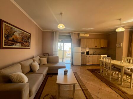 Apartament 1+1 + ballkon, me Qira, Prane Pazarit te Ri, Rr. Tefta Tashko Koco, prane Poliklinikes