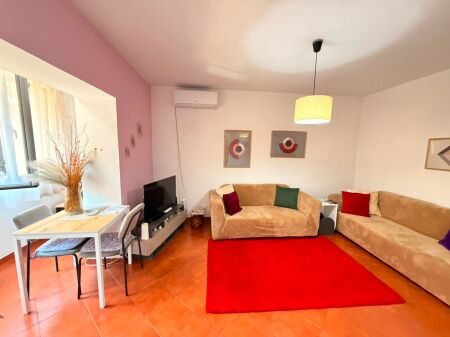 Shitet Apartament 1+1 – Rruga Fortuzi, Tiranë