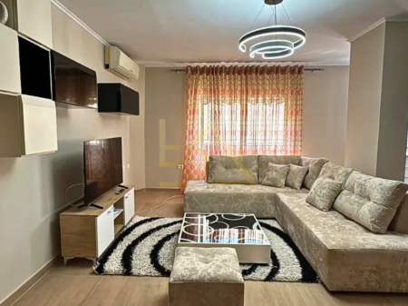 Apartament 2+1 me Qira – Komuna e Parisit, Tiranë