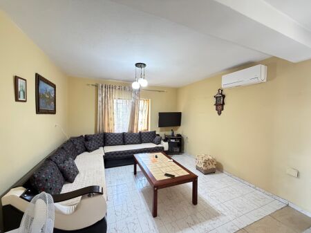🏡 Jepet me Qera Apartament 1+1  📍 Adresa: Mbrapa Spitalit Ushtarak, Rruga Ramadan Cejku