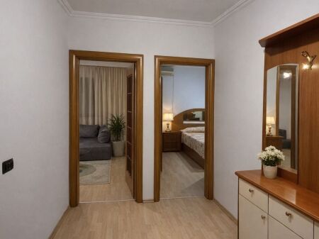 Rruga e Kavajes, jepet me qera apartament 1+1