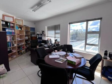 OFFICE FOR RENT 105 M2 BLLOK 200,000 LEKE FH-86827