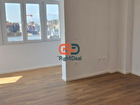 Tek 21 Dhjetori, Shitet Super Apartament 1+1, Ideal Per Banim Dhe Investim !!!