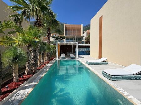 VILLA WITH POOL FOR SALE IN GREEN COAST 1!