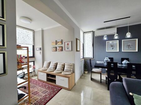 Shitet apartament 3+1+2 tualete te Rruga e Kosovareve , Liqeni Artificial .