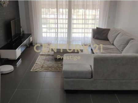 Jepet me qira apartament 2+1+2 me qira prane ish-terminalit te autobuzave te Jug-Lindjes.