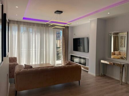 "Rruga e Barrikadave", Jepet me qira apartament modern 2+1+2 me verandë – Në zemër të Tiranës! Select146532