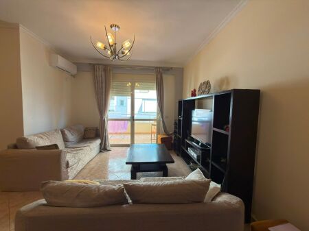 APARTAMENT 2+1 ME QERA – LUNGOMARE, VLORË