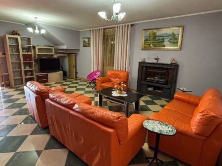  **VILLA SU TRE PIANI CON CORTILE IN VENDITA – MARIKAJ** 