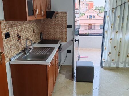🏢Ne zonen e 5 Majit,pas Concord Center jepet me qera apartament 1+1 i mobiluar.50,000 Leke