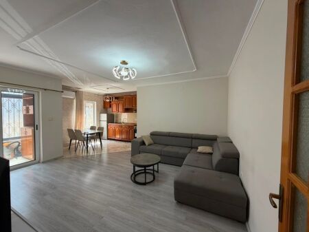 🏡 Jepet me qira apartament 2+1 – 📍 Laprakë (Pallati Arabit)💶 Çmimi: 60.000 lekë/muaj