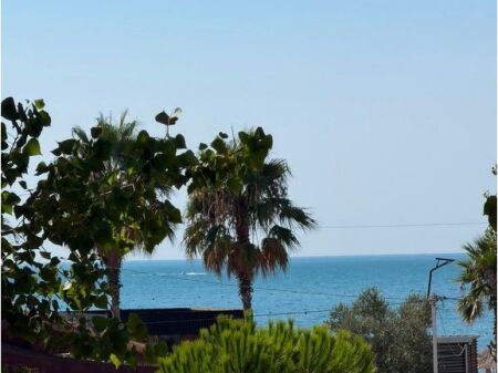 FOR SALE APARTMENT 2+1+2 ON THE FIRST LINE WITH SEA VIEW IN THE CENTER OF GOLEMI!!!