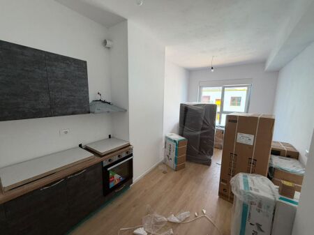 🏡 Apartment 1+1 for rent  📍 Ali Demi, Kadiu Complex💰 Price: 42,000 Lek/month