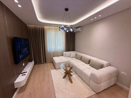 Shitet apartament 1+1 tek Liqeni Artifical i Tiranes , Rruga Bilal Xhaferri , Rruga e Kosovareve , Komuna e Parisit , Stadiumi Dinamo , Sheshi Willson , ish Blloku .