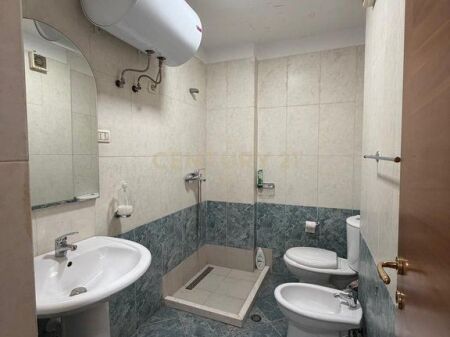 Shitet apartament 2+1+2 tualete prane Rruges Kosovarve!