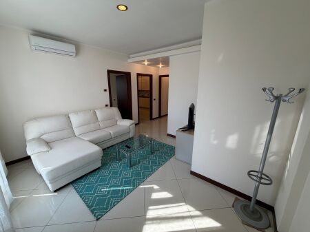 Jepet me qira apartament 1+1 – Kinostudio   Vendndodhja: Kinostudio, në shtëpi private.   Qiraja: 45000 leke  në muaj  I padiskutueshem