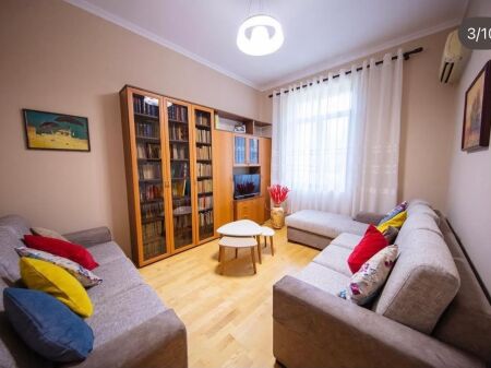 Jepet apartament 1+1 me qira tek Stadiumi Dinamo , prane Bar Vena , Vasil Shanto .
