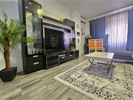 Jepet apartament 1+1 te Komuna e Parisit