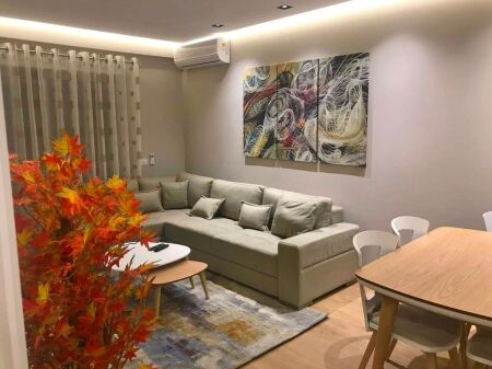 Komuna e Parisit, jepet me qera apartament 1+1+parking.