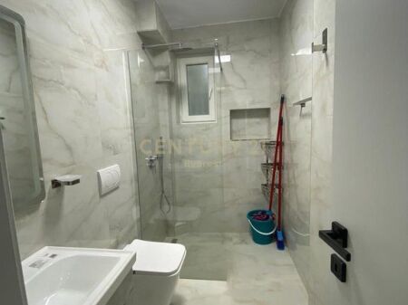 QENDER, APARTAMENT 2+1 PER QIRA
