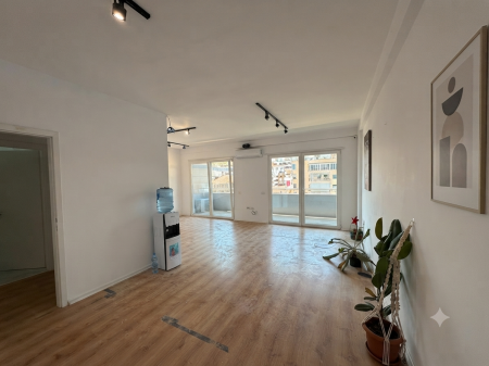 Qera, Ambient per zyra, Komuna e Parisit, Tirane