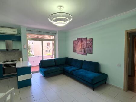 Ish Tregu Elektrik,jepet me qera apartament 2+1+2+post parkimi,i mobiluar 75,000Leke