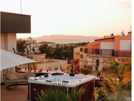 Luxury Without Compromise – Penthouse, A Rare Opportunity, A Secure Investment!   850,000 €
