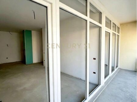 SHESIM APARTAMENT 2+1+2 TEK KOMUNA E PARISIT KOMPLEKSI KIKA !!