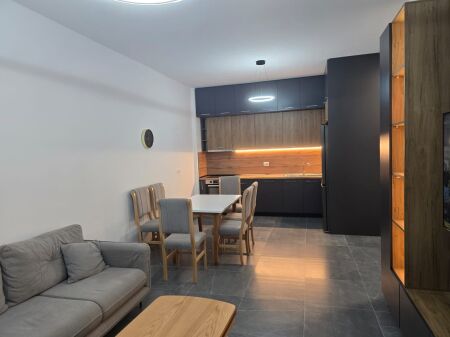 🏡 Appartamento 2+1+2 + parcheggio in affitto  📍 Tirana Uptown, Via “5 Maji”, di fronte al Concord Center💰 Prezzo: 68.000 lek/mese