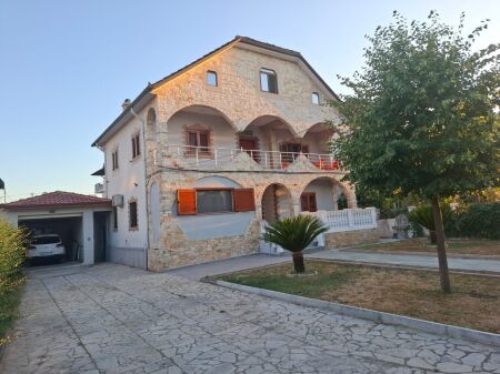 Shitet Vilë 3 katëshe në periferi të Tiranës për 370 milionë lekë