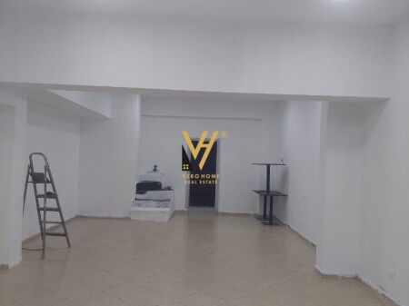 LOCALE COMMERCIALE DI 240 M2 IN AFFITTO A SELITE 2.400 EURO