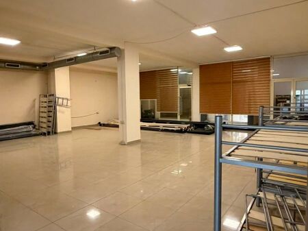 Locale commerciale in affitto con una superficie interna totale di 814 m², situato all'interno del complesso vicino a Casa Italia.