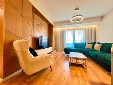 Appartamento 2+1 con posto auto in affitto, Vecchio Parco, Via Ndre Mjeda 1,100 € /Mese