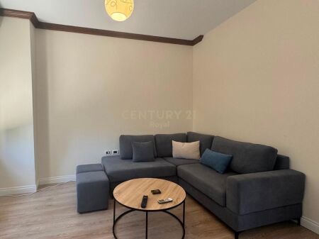 Jepet me qira vilë 2-katëshe te Rruga "4 Dëshmorët" 1,500 € /Muaj