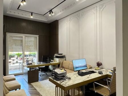  Ufficio in affitto a Golden Park, Tirana   Di fronte a American 3, Golden Park   Superficie: 55 m²  7° piano  Completamente arredato  Ambiente moderno e funzionale  Adatto per studio legale, contabilità, consulenza, IT e altre attività professionali.   Prezzo: 650 € / mese