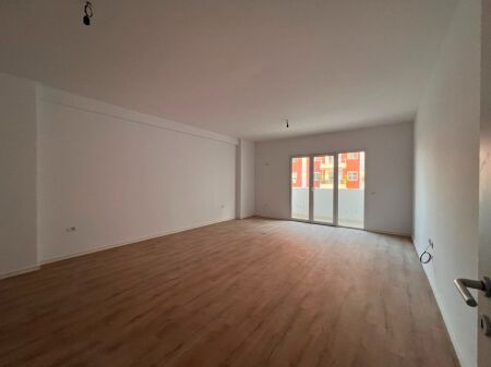 Shitet Apartament 1+1 – te Spitali Amerikan 3 - afer KMY Yzberisht   ID 5301