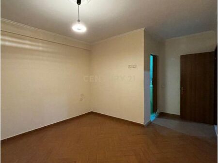 Shitet apartament 2+1+2 në Misto Mame