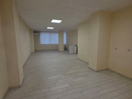 # IN AFFITTO: Ufficio di 140 m² con 4 Ambienti di Lavoro, 2 Bagni 🚾, 4 Condizionatori – 3° Piano 📍 Pazari i Ri (Via Tefta Tashko – SPAR 🏪) €1.250/Mese oppure 120.000 Lek/Mese