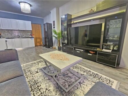 Jepet apartament 1+1 te Komuna e Parisit