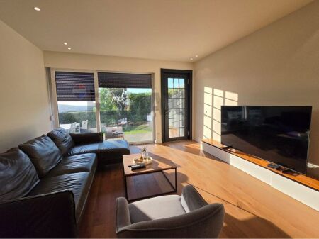 Apartament 3+1 me oborr per qira te Long Hill !