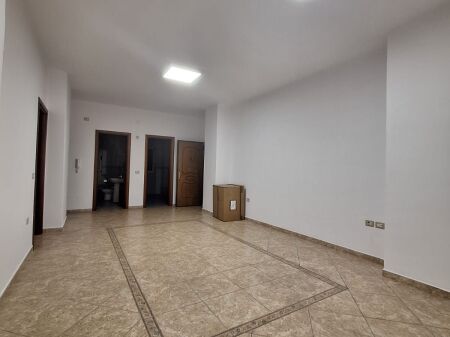 📣 Qera  🏡 Ambient biznesi: 3 dhoma; 1 kuzhine; 1 sallon; 2 tualete  📍Kodra e Diellit, Rruga Shkëlqim Fusha