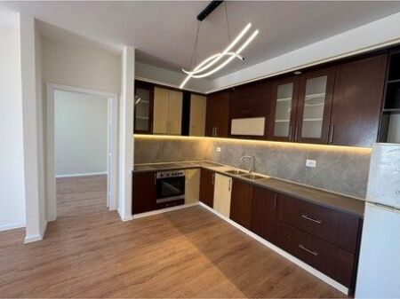 Shitet apartament 2+1+2 ne Astir