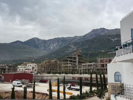 Shitet apartament 1+1 me oborr ne Square Village ,Dhermi