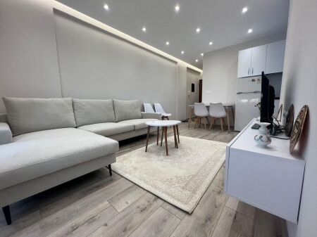 1+1, 2nd floor elevator, new market, 600 euros