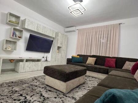 Splendido appartamento 2+1 in affitto in via Elbasani, vicino all'incrocio.