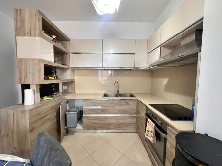 Jepet me qera Apartament 2+1 tek 21 Dhjetori
