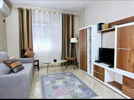 Jepet Apartament 1+1 me qera Tek Rruga Kavajes ne Hyrje te Bllokut te Ambasadave  ID 5311